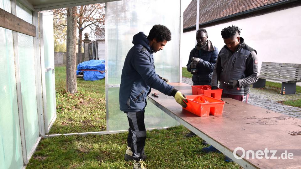 Auch die Buden entlang der Wegführungen durch den Weihnachtsmarkt werden nach und nach von den Migranten aufgestellt. Bild: ubb