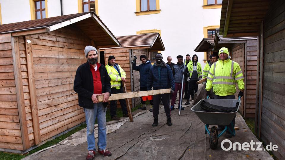 Der Hauptorganisator für den Aufbau, Dominik Neitz (links), freut sich, dass auch wieder viele Flüchtlinge beim Aufbau des Kunsthandwerklichen Weihnachtsmarktes in Tirschenreuth helfen. Bild: ubb