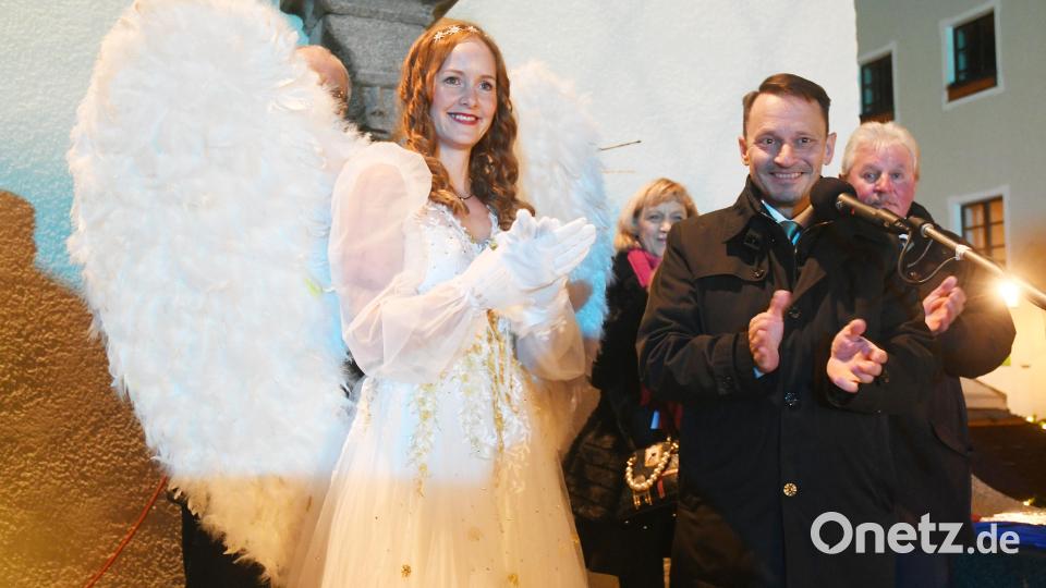 Oberbürgermeister Jens Meyer hat zur Eröffnung das Christkind mitgebracht. Bild: Gabi Schönberger
