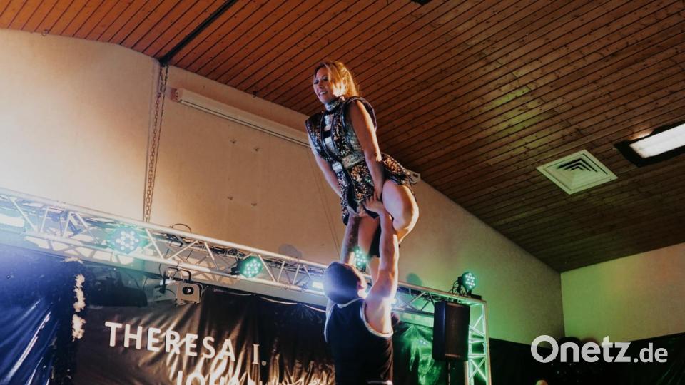 Die Überraschung war perfekt, als sich das neue Prinzenpaar als grandioses Tanzpärchen mit einem Solotanz und gewagter Akrobatik outete. Bild: Dagmar Selch/exb