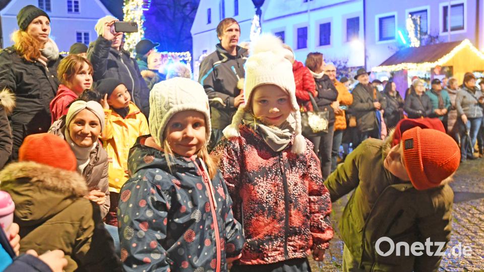 Leuchtende Kinderaugen bei der Eröffnung des Weidener Christkindlmarktes. Bild: Gabi Schönberger