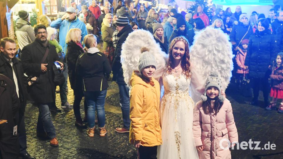 Erinnerungsfoto mit dem Christkind. Bild: Gabi Schönberger