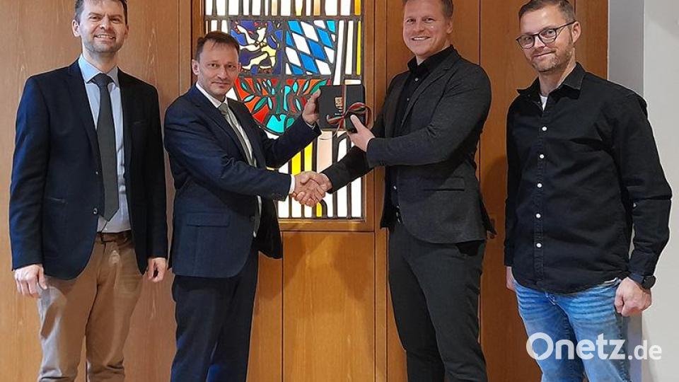 Oberbürgermeister Jens Meyer dankt Herrn Munkert von der Firma komuna GmbH für die unkomplizierte Softwareumstellung im Beisein von Thomas Wührl, Abteilungsleiter. und Martin Oppitz, Teamleiter. Bild: Stadt Weiden/exb