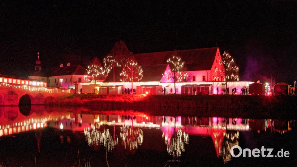 In Bordeauxrot erstrahlte der letzte Kunsthandwerklichen Weihnachtsmarkt in Tirschenreuth im Jahr 2019. Nach zweijähriger Corona-Pause gibt es nun den nächsten Weihnachtsmarkt. Die Mottofarbe ist noch ein Geheimnis. Archivbild: tr