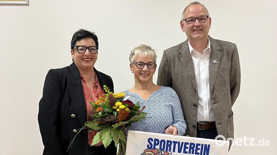 Neues Ehrenmitglied Edith Pongratz (Mitte) mit Vorsitzendem Jürgen Zweck und Laudatorin Birgit Fruth. Bild: Laura Dilling/exb