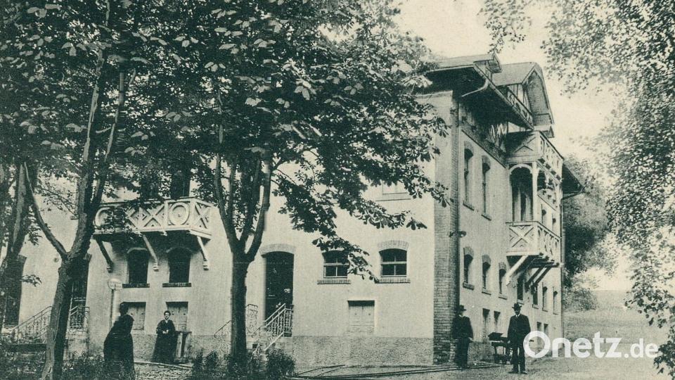Band 30 von „Wir am Steinwald“ entführt die Leser unter anderem auch ins damalige Kur- und Heilbad König-Otto-Bad bei Wiesau. Im Bild: das ehemalige Badehaus zwischen Kurhaus und Park um 1900. In dem Anwesen befindet sich heute die Verwaltung der König Otto Sprudel Büttner GmbH &amp; Co. KG. Archivbild: Werner Robl