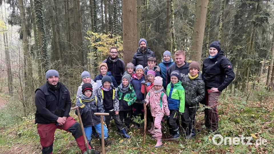 Pfadfinder pflanzen 150 Setzlinge mit Amtsförster Andreas Arnold. Bild: wrm