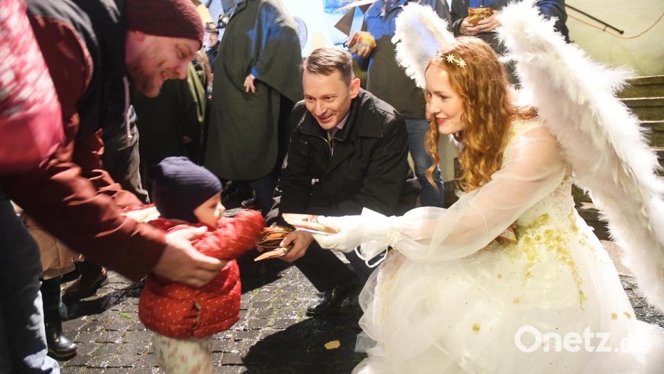Das Christkind verteilt kleine Geschenke an die Kinder. Bild: Gabi Schönberger