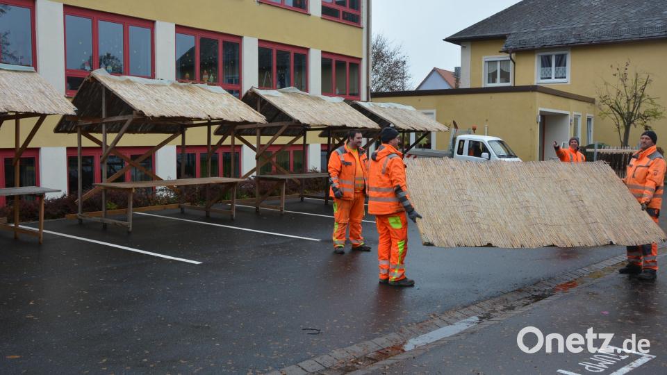 Mitarbeiter des Gemeindebauhofs bauten am Mittwoch 15 Buden für den 1. Pechbrunner Weihnachtsmarkt bei der Grundschule auf. Bild: jr