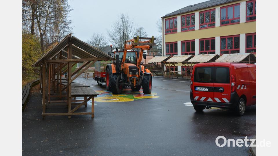 Mitarbeiter des Gemeindebauhofs bauten am Mittwoch 15 Buden für den 1. Pechbrunner Weihnachtsmarkt bei der Grundschule auf. Bild: jr