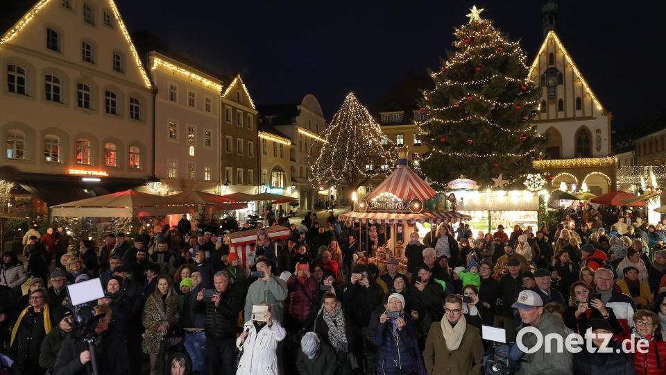 Pünktlich um 17 Uhr gingen am Donnerstag die Lichter am Amberger Marktplatz an. Es ist wieder Weihnachtsmarkt - nach zwei Jahren Corona-Pause wurde auch höchste Zeit. Bild: Wolfgang Steinbacher
