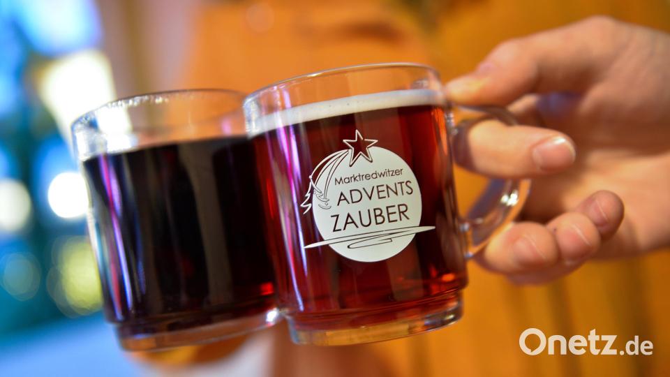 Der Adventszauber ist vor allem ein Ort, an dem sich Bekannte, Kollegen oder Familien treffen und bei Bratwurst, Steak und Glühwein schöne Stunden genießen. Bild: Florian Miedl/fph