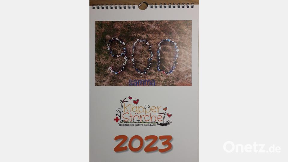 Der Kalender ist für 10,- Euro auf dem Hahnbacher Adventsmarkt beim „900samma“-Stand erhältlich. Bild: Steffi Daubenmerkl/exb