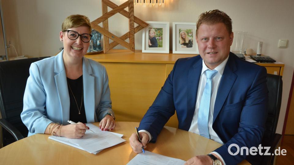 Für Kathrin Senft (Stadtverwaltung) ist es der erste Weihnachtsmarkt, den sie federführend organisiert. Mit im Bild Bürgermeister und Gewerbefördervereinsvorsitzender Stefan Grillmeier. Bild: jr