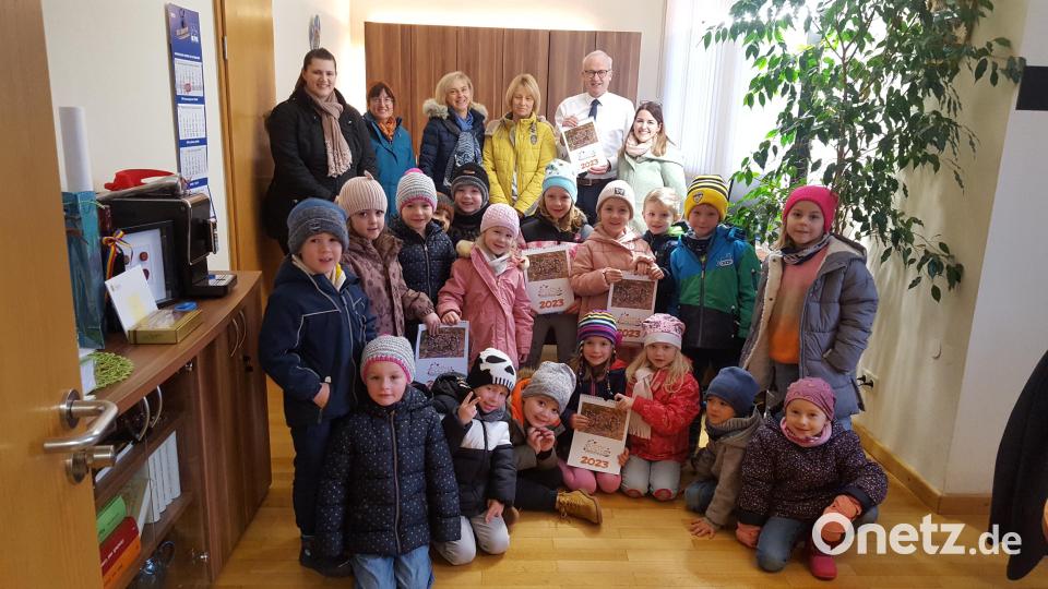 Mit Bürgermeister Lindner freuen sich (v. r.) Eva Bauer, Monika Linseele, Kindergartenleitung Karin Schlegl, Bettina Grabinger, Steffi Daubenmerkl vom Elternbeirat und die Vorschulkinder. Bild: Steffi Daubenmerkl/exb