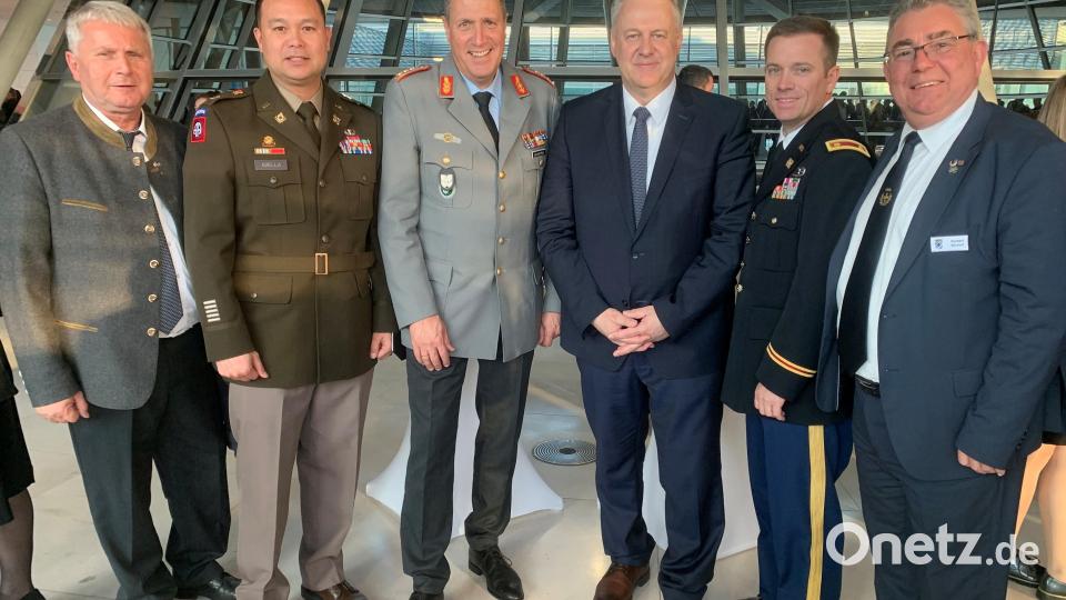 Volksbund-Vizepräsident Richard Reisinger dankte den Organisatoren für die Sammlungen zum Wohle deutscher Soldatengräber (von links): US-Army-Pressesprecher Franz Zeilmann, Lieutenant Colonel John Abella, Generalleutnant Markus Laubenthal, Richard Reisinger, Major Robert Hawkins und BSB-Kreisvorsitzender Norbert Bücherl. Bild: Norbert Bücherl