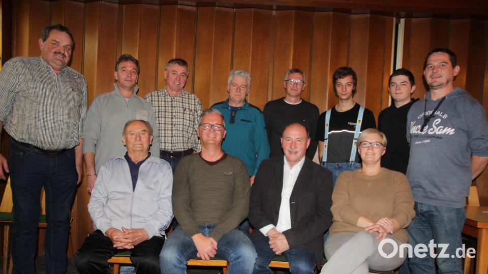 Das neu gewählte Vorstandsteam des Förderkreises &quot;Freibad Altglashütte&quot;. Sitzend von links Siegfried Walter, Markus Blei, Engelbert Träger und Caroline Mayer. Stehend von links Bärnaus 2. Bürgermeister Michael Schedl, Reiner Blei, Josef Hubmann, Bürgermeister Robert Lindner (Floß), Stefan Meiler, Kevin Blei, Nico Mayer und Thomas Mayer. Bild: kro