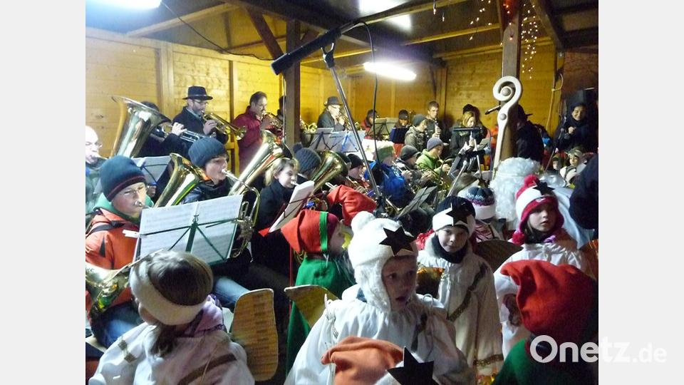 Fröhliches Musizieren beim Christkindlmarkt in der Kreisstadt: Engel, Zwerge, das Christkind und der Nikolaus sind im Anmarsch. Bild: kwl