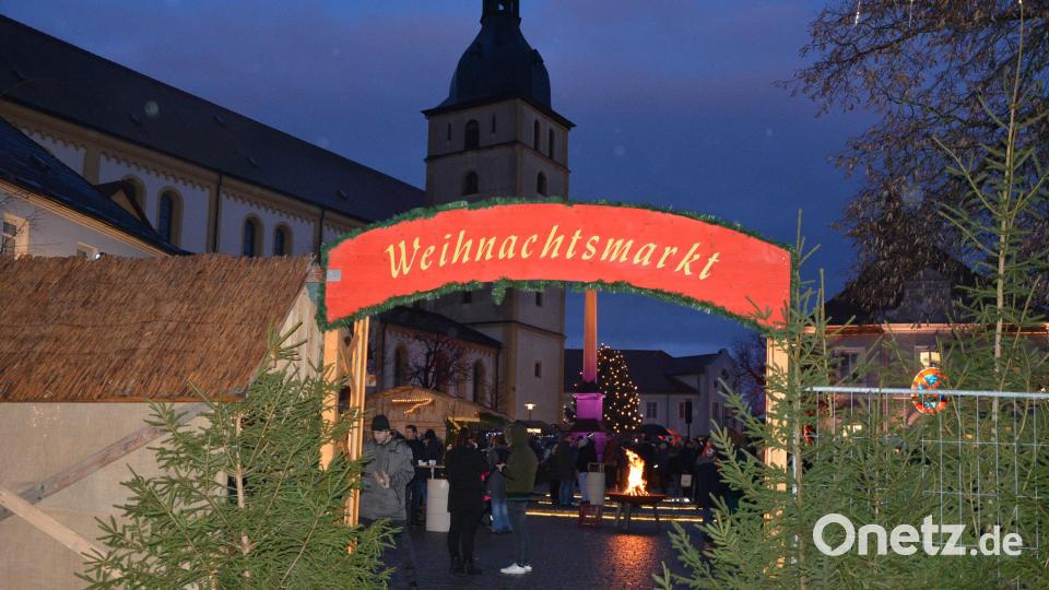 Nach der coronabedingten Zwangspause – hier eine Aufnahme aus dem Dezember 2019 – steigt am Samstag, 3. Dezember, wieder der Mitterteicher Weihnachtsmarkt. Archivbild: jr