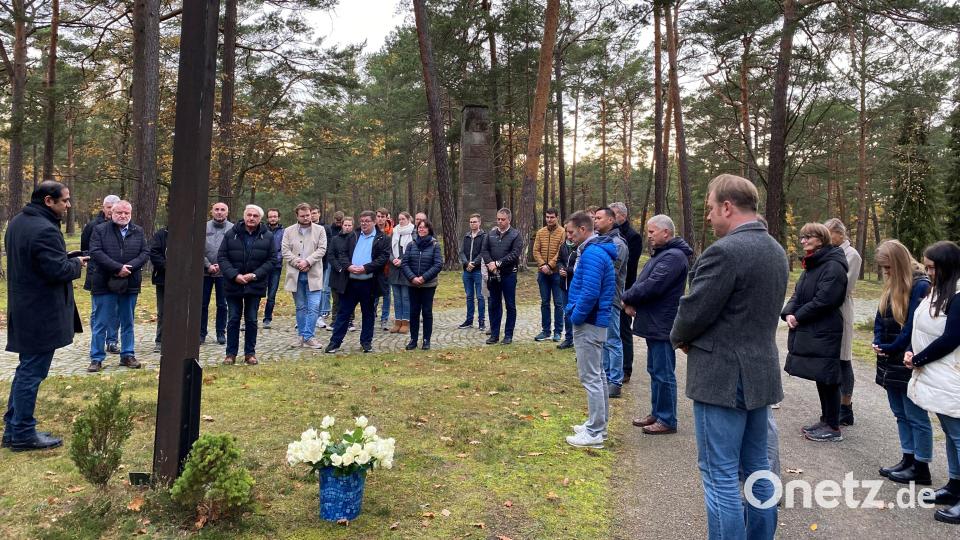 Auf dem Waldfriedhof Halbe, der größten Kriegsgräberstätte in Deutschland, gedachten die Projektteilnehmer der Toten und Opfer aller Kriege. Links der Freihunger Pfarrer Benny Joseph. Bild: Norbert Bücherl
