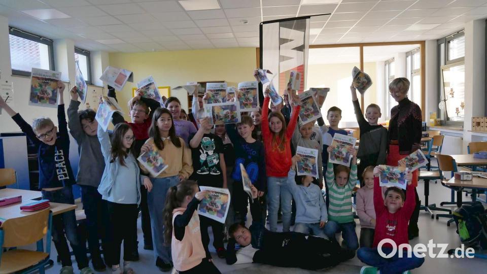 Wenn die neue Kinderzeitung da ist, kommt Freude in der 4b auf. Klassenleiterin und Rektorin Friederike Bösl (rechts) freut sich mit den Kindern. Bild: Jacinta Grundler