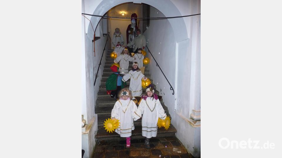 Engel, Zwerge, das Christkind und der Nikolaus sind im Anmarsch beim Neustädter Christkindlmarkt. Bild: kwl