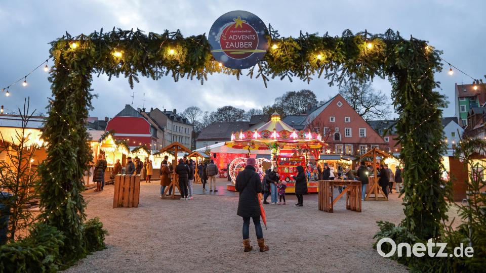 Einen zauberhaften Anblick bietet der Marktredwitzer Adventsmarkt in den Abendstunden. Bild: Florian Miedl/fph