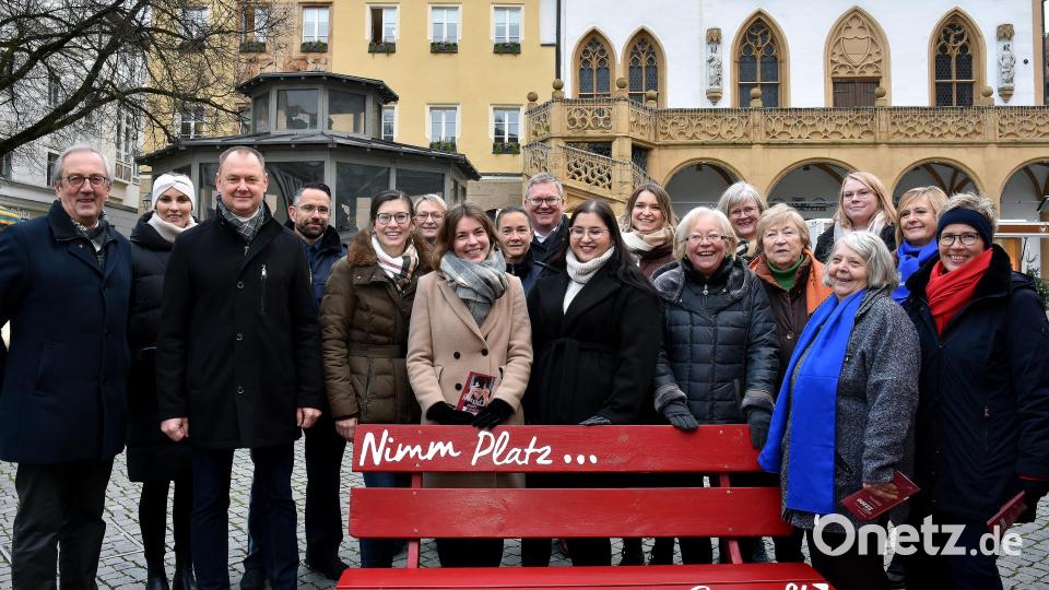 Zum Auftakt der Aktion &quot;Rote Bank&quot; versammelten sich nicht nur die Organisationen, sondern auch Vertreter der Stadt Amberg. Bild: Stephan Huber