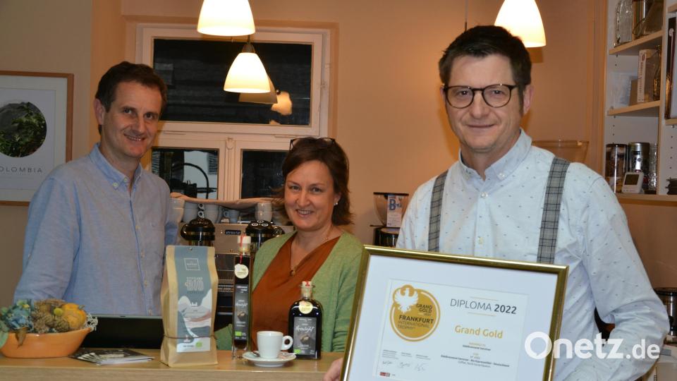 Mathias Gerstner (rechts) erhielt für seinen Kaffeelikör mit Bohnen aus der Rösterei von Wolfgang und Christina Kohl (von links) bei einer internationalen Verkostung eine Goldmedaille. Bild: pz