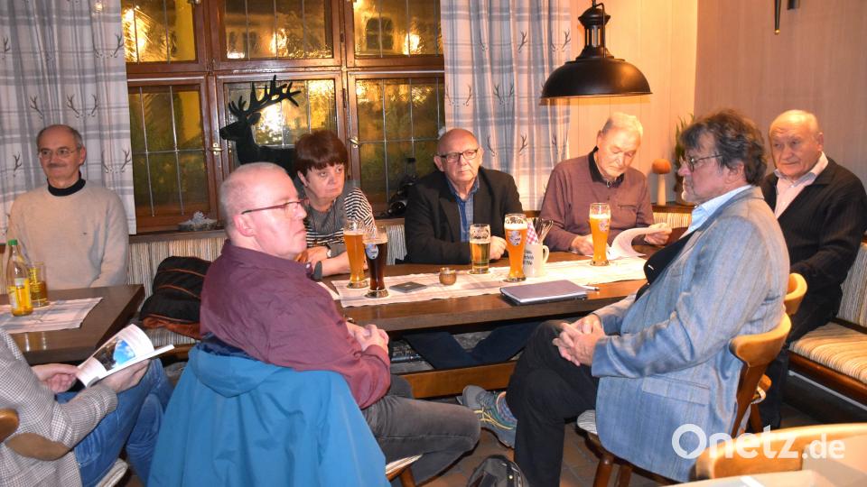 Zahlreiche Autoren und Autorinnen waren bei der Buchvorstellung persönlich anwesend. Sie nutzten die Gunst der Stunde auch um sich nach der langen Corona-Auszeit endlich wieder einmal über ihre Schriftstellerei austauschen zu können. Bild: ubb