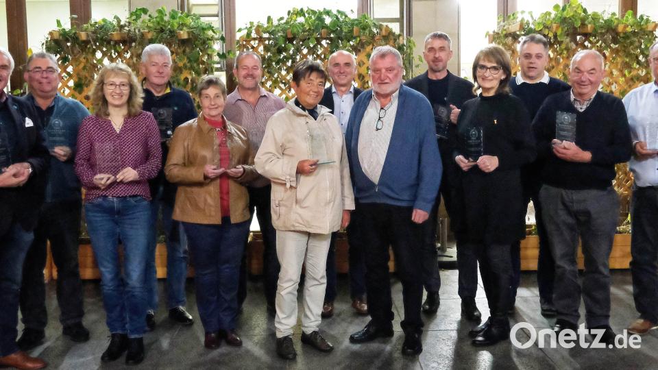 Mit gläsernen Stelen als Ehrengaben wurden ausgezeichnet (von links): Richard Glombitza (stellvertretender Vorsitzender Volksbund-Bezirksverband Oberpfalz), Bürgermeister a. D. und Betreuer Norbert Bücherl, Christiane Regn (stellvertretende Projektleiterin), Josef Götz (FFW Freihung), Bürgermeisterin Nicole Oury (Gemeinde Diemeringen), Reinhard Seidl (FFW Thansüß), Marta Hebda (Berufsoberschule Krakau), Zweiter Bürgermeister Klaus Siegert (Markt Freihung), Vorsitzender Hartmut Schendzielorz, Gerd Müller (stellvertretender Projektleiter), Markéta Lorenzová (Gymnasium Plasy), Thomas Nübler (Projektfotograf), Georg Dotzler (FFW Großschönbrunn) und Dieter Graf (FFW Seugast). Bild: Norbert Bücherl