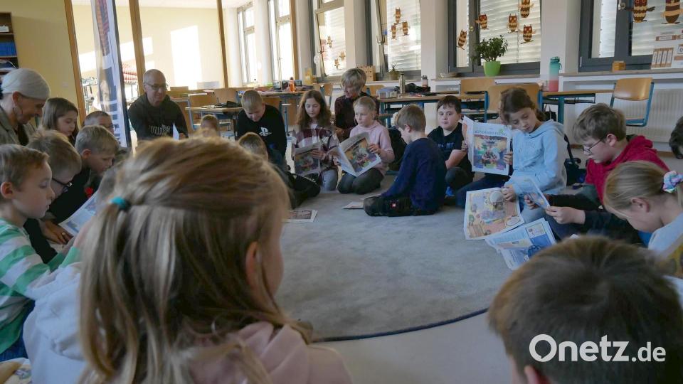 Die Klasse 4b der Grundschule Teunz studiert im Morgenkreis &quot;Deine Kinderzeitung&quot;. Bild: Jacinta Grundler