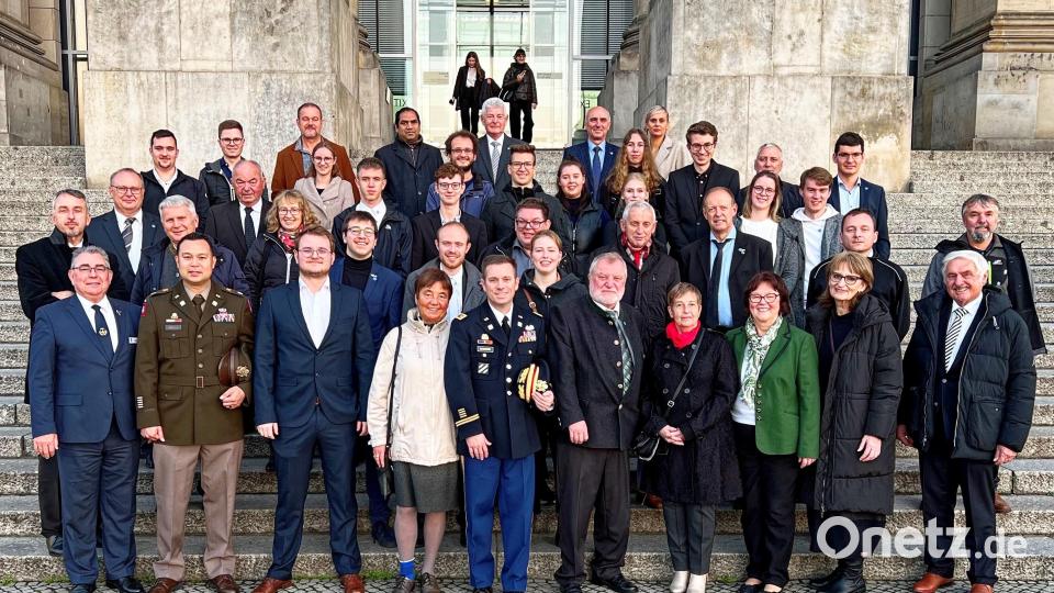 Gruppenbild der Teilnehmer des Europäischen Jugendprojekts Oberpfalz nach der zentralen Gedenkstunde zum Volkstrauertag vor dem Reichstagsgebäude in Berlin. Bild: Norbert Bücherl