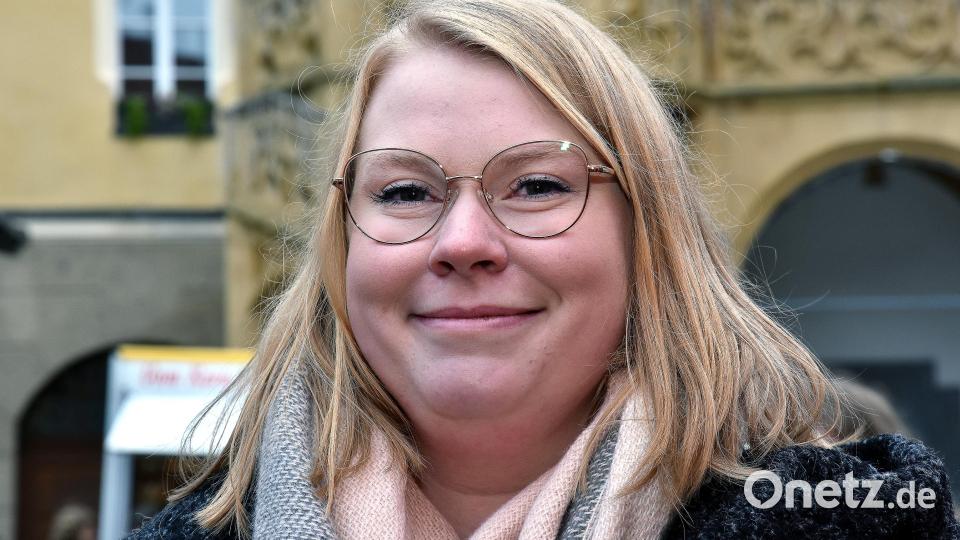 &quot;Das Rot der Bank steht für die Verletzungen und Wunden der Frauen.&quot; (Julia Möbus, Sozialdienst katholischer Frauen) Bild: Stephan Huber