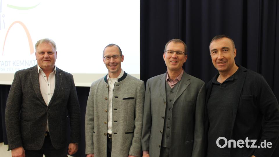 Reinhard Herr begrüßte die Zuhörerinnen und Zuhörer bei den Vorträgen von Dr. Jörg Vogt, Dr. Cornelius Schörle und Jürgen Frischholz (von links nach rechts). Bild: Michael Reindl/Kliniken Nordoberpfalz/exb