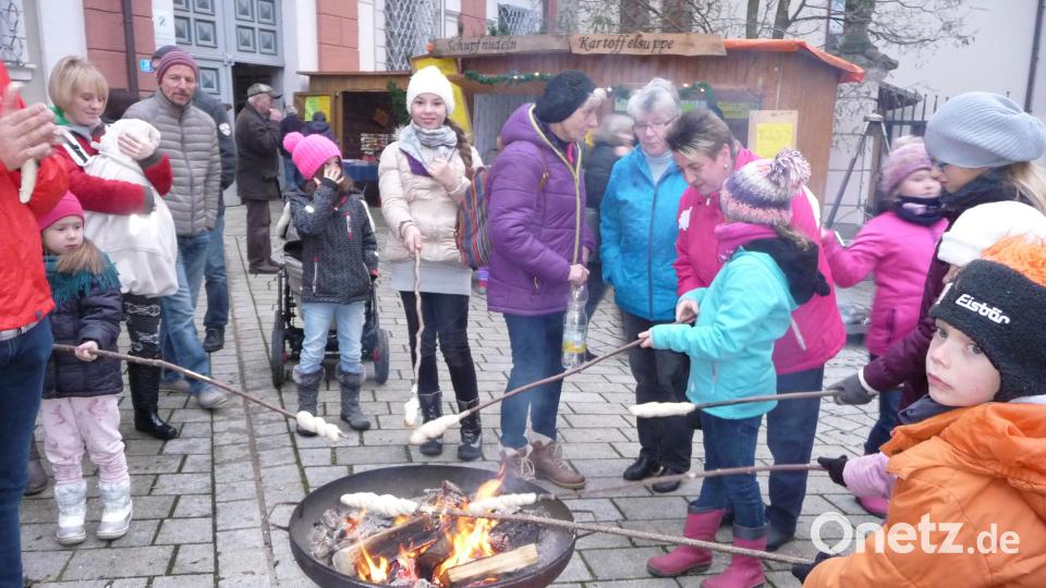 Selbst gebackenes Steckerlbrot ist bei den Kindern beim Weihnachtsmarkt in Neustadt der Renner. Archivbild: kwl