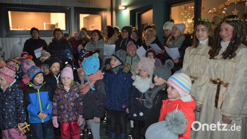 Die Kinder des Kindergartens St. Hedwig bereicherten mit vier Liedern den Auftakt der Adventsschaufensterreihe in Mitterteich beim Malerbetrieb Blechinger. Mit dabei waren auch zwei Engelchen, die Plätzchen an die kleinen Besucher verteilten. Bild: jr