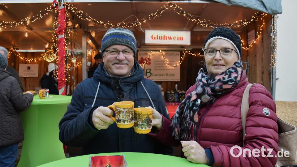 Dieses Paar hatte mehr als Glück: Gleich zu Beginn des Marktes gewann es beim Losen zwei Enten auf einmal. Bild: ubb
