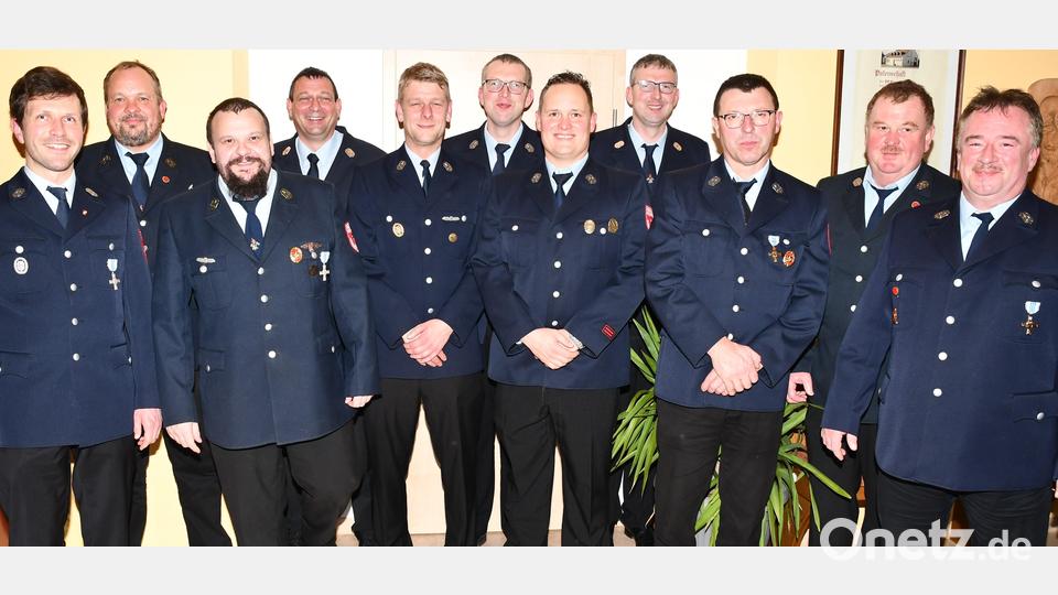 Ehrung langjähriger Mitglieder bei der FFW Aschach (von links) Christian Farnbauer (25 Jahre), 3. Bürgermeister Christian Drexler, Matthias Schön (25), Kommandant Norbert Hiller, Vorsitzender Robert Heldmann, Stefan Müllner (25), Stellvertretender Vorsitzender Moritz Gebhard, Michael Müllner (25), Martin Scheffmann (40), Stefan Schäffer (40) und Thomas Rembold (40). Bild: sche