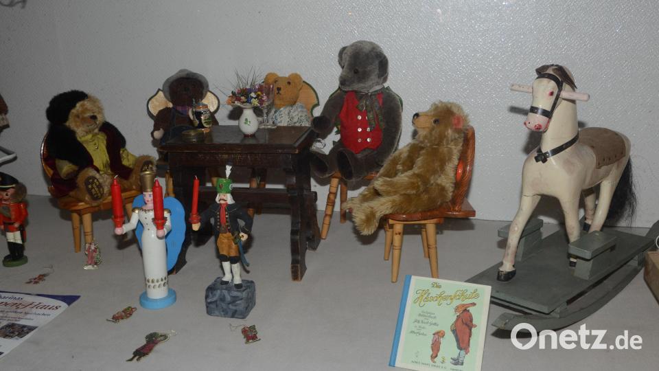 Eine "Bärenfamilie" sitzt gemeinsam Tisch, das Schaukelpferd ist auch bereit. Bild: bey