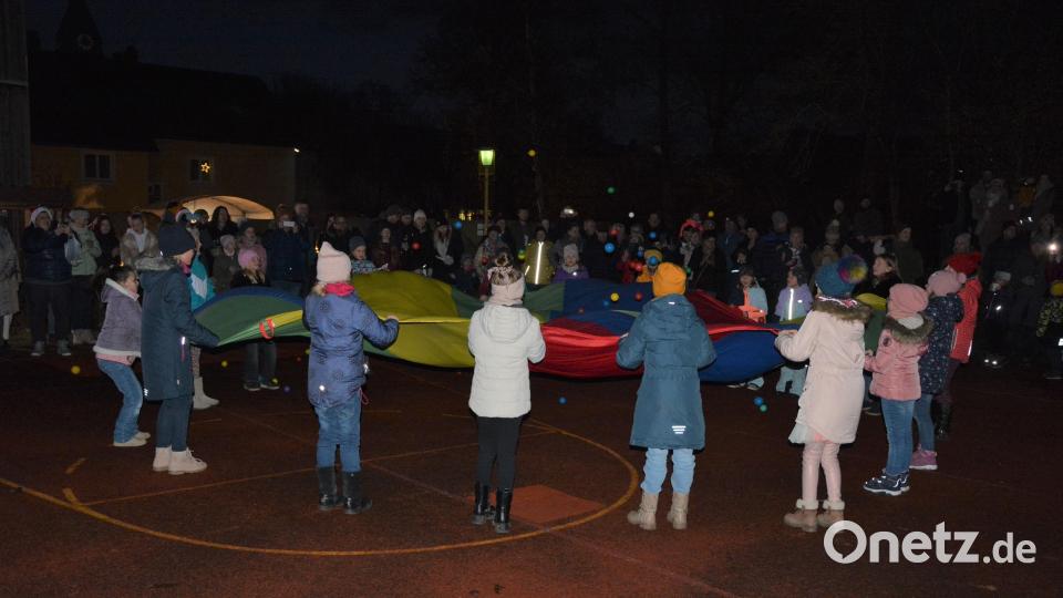 Einen Wintertanz zeigten Kinder des TSV Pechbrunn-Groschlattengrün. Bild: jr