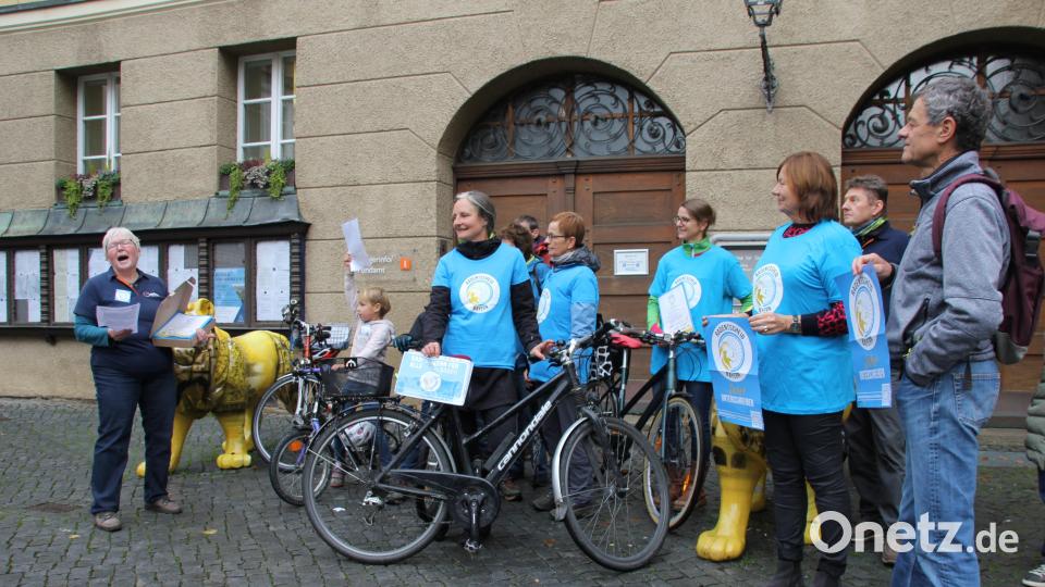 Sigrid Spies vom lokalen Bündnis Radentscheid Bayern für Amberg und den Landkreis Amberg-Sulzbach (links) und ihre Mitstreiter bei der Übergabe der Unterschriften an die Stadt Amberg. Bild: ads
