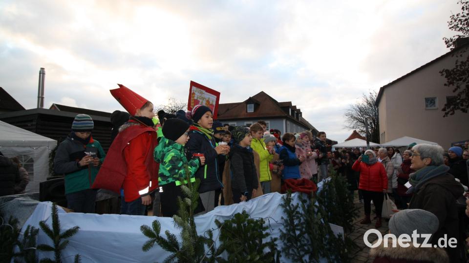 "Kinder tragen Licht ins Dunkel, und ist diese Flamme auch klein ..." Mit einem Nikolausspiel und einem Hoffnungslied geben die Schwarzenbacher Grundschüler Nachhilfe in "angewandter Sozialkunde". Bild: bjp
