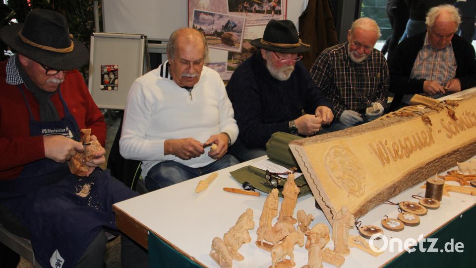 Den Schnitzern konnte man bei ihrem Hobby zuschauen. Bild: kro