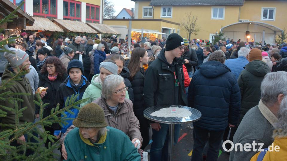 Die Menschen drängten sich durch den Weihnachtsmarkt. Bild: jr