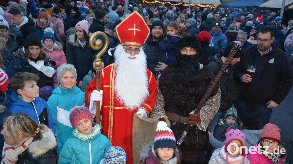 Ein Bad in der Menge nahmen Sankt Nikolaus und Knecht Ruprecht. Bild: jr