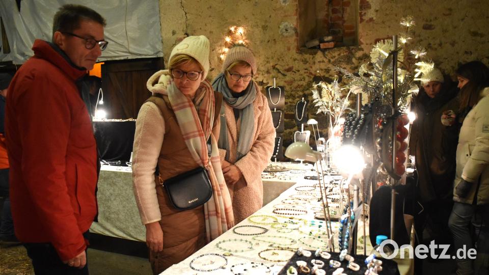 Auch Schmuck konnten sich die Besucher aussuchen. Bild: ubb