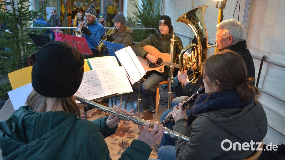Die Pechbrunner Dorfmusikanten mit ihrem Leiter Johannes Kutzer (rechts). Bild: jr