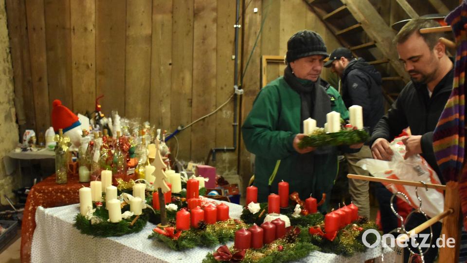 Rasch noch einen Adventskranz kaufen für den ersten Adventsonntag. Bild: ubb