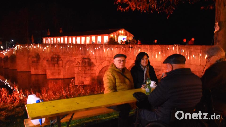 Ein gemütliches Plätzchen vor der diesmal in zartes Orange-Rot getauchten Fischhofbrücke. Bild: ubb